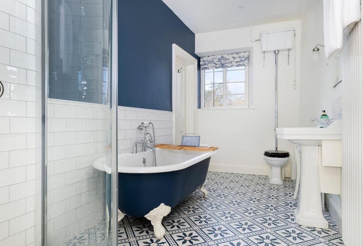 Beautiful Cotswold Farmhouse With Hot Tub Manchester Bagian luar foto