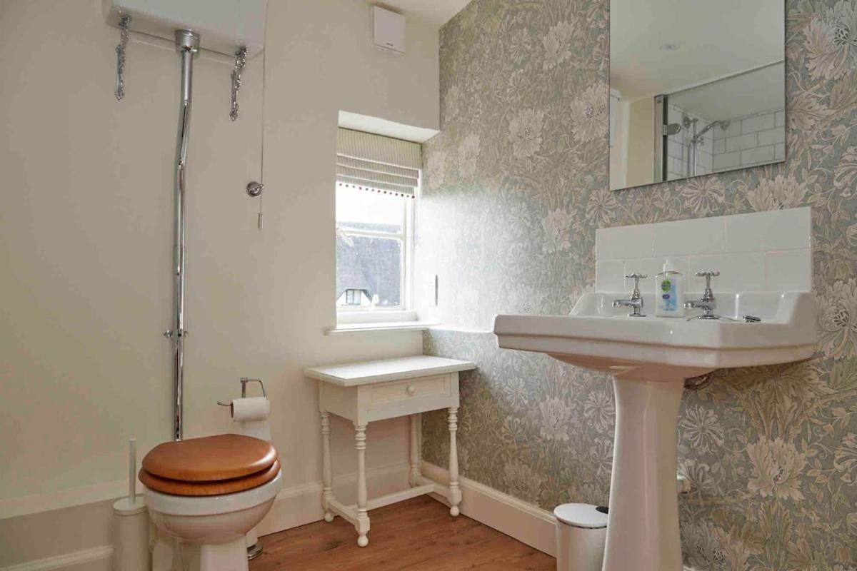 Beautiful Cotswold Farmhouse With Hot Tub Manchester Bagian luar foto