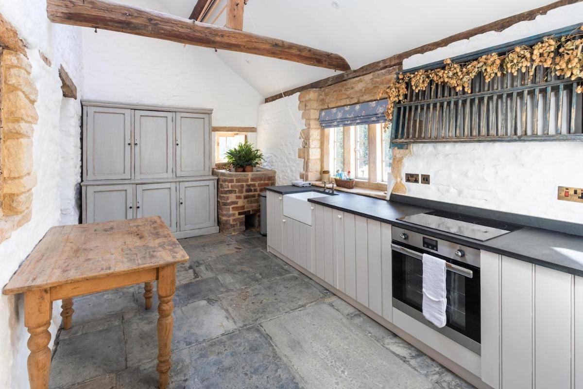 Beautiful Cotswold Farmhouse With Hot Tub Manchester Bagian luar foto