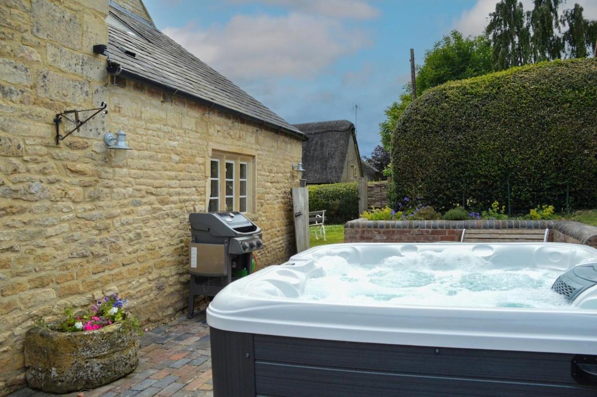 Beautiful Cotswold Farmhouse With Hot Tub Manchester Bagian luar foto